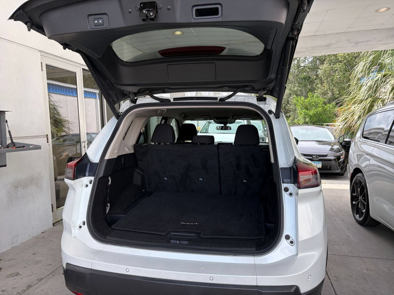 Used 2025 Nissan Rogue SV FWD image 31