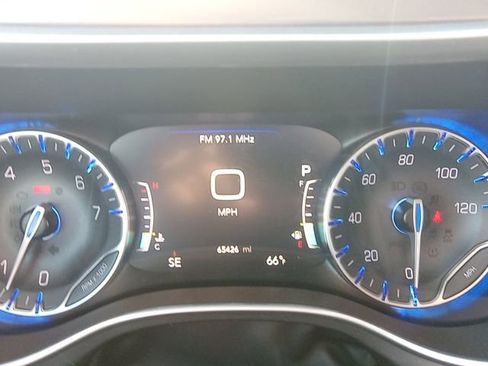 Used 2023 Chrysler Pacifica Touring-L image 9