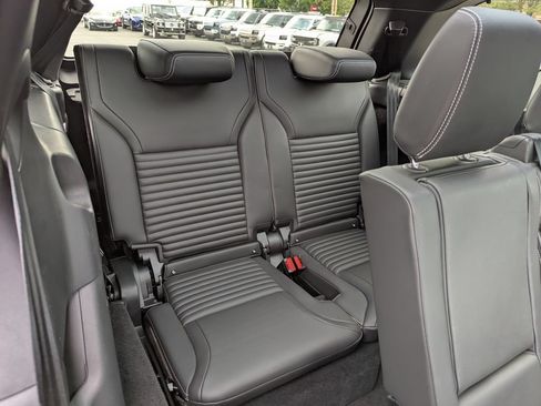 Used 2025 Land Rover Discovery Dynamic SE AWD/4WD image 42