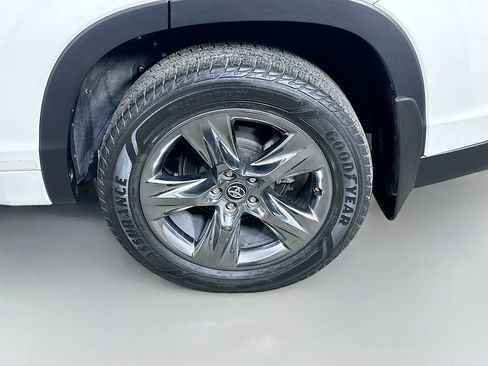 Used 2019 Toyota Highlander Limited Platinum image 8