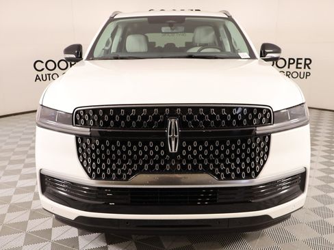 New 2026 Lincoln Navigator Premiere image 10