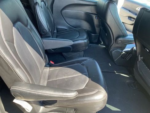 Used 2025 Chrysler Pacifica Select image 31