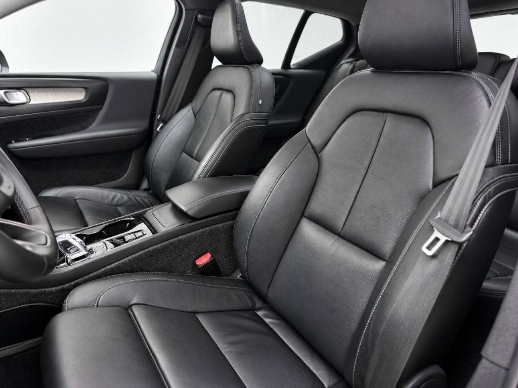 Used 2023 Volvo XC40 B5 Plus AWD/4WD image 9