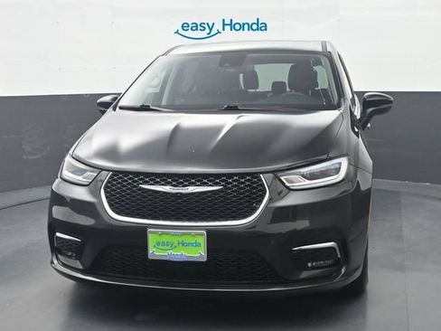Used 2023 Chrysler Pacifica Touring-L FWD image 3