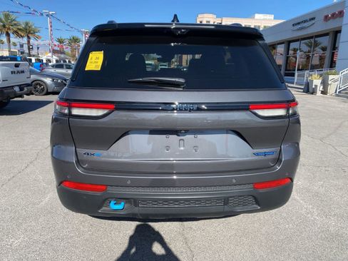 Used 2022 Jeep Grand Cherokee Trailhawk w/ Advanced Protech Group II AWD/4WD image 8