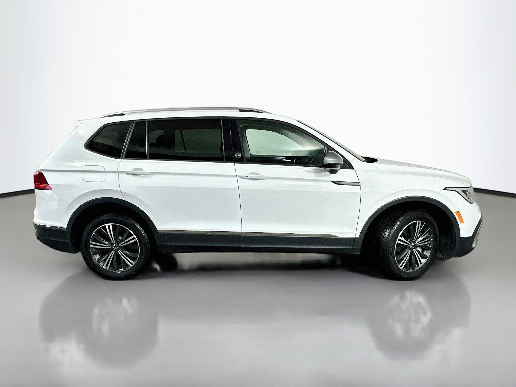 Used 2024 Volkswagen Tiguan Wolfsburg Edition AWD/4WD image 8