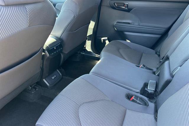 Used 2024 Toyota Highlander LE AWD/4WD image 12