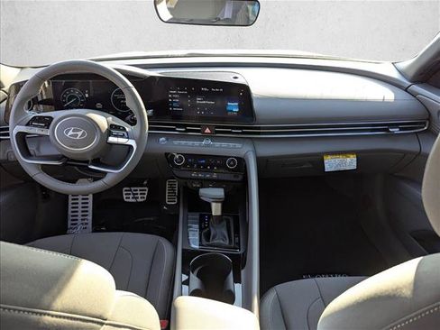 Used 2025 Hyundai Elantra SEL FWD image 14