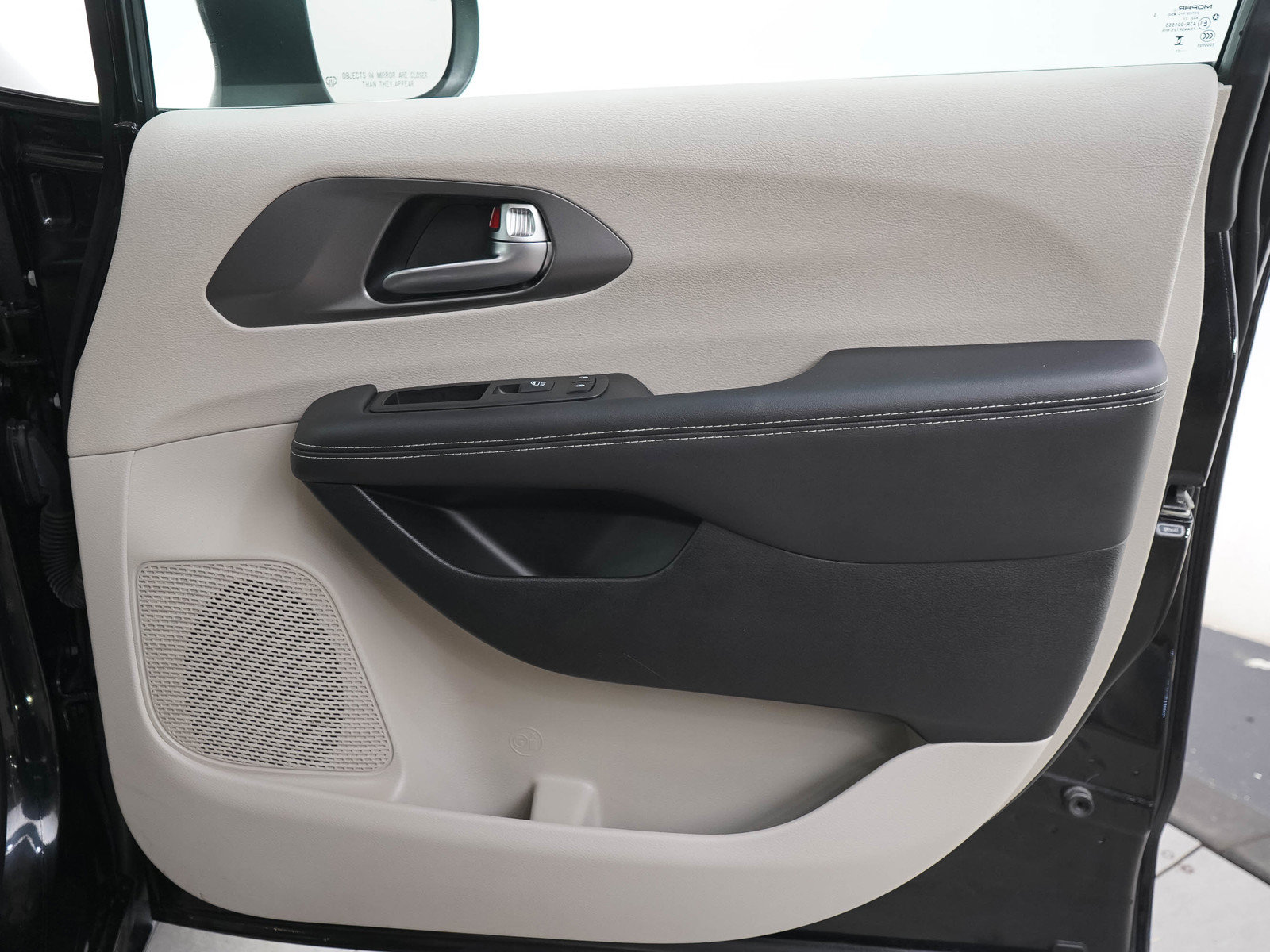 Used 2023 Chrysler Pacifica Touring-L FWD image 14