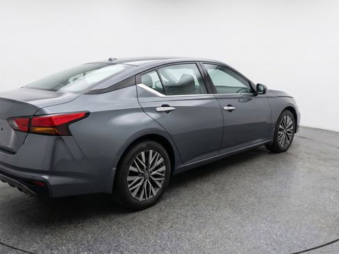Used 2025 Nissan Altima 2.5 SV FWD image 9