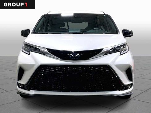 Used 2023 Toyota Sienna XSE image 3