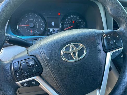 Used 2017 Toyota Sienna L FWD image 19