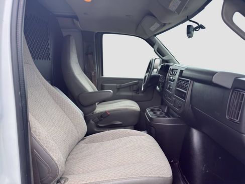 Used 2018 Chevrolet Express 2500 w/ Driver Convenience Package RWD image 24