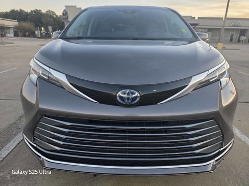 Used 2021 Toyota Sienna Limited image 2