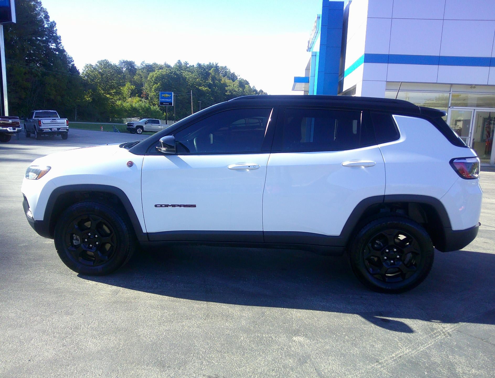 Used 2023 Jeep Compass Trailhawk AWD/4WD image 2