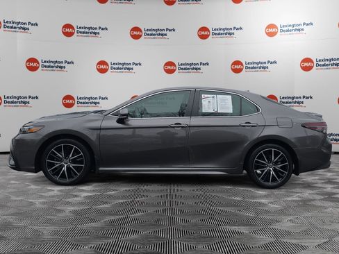 Used 2023 Toyota Camry SE w/ Cold Weather Package image 4