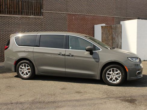 Used 2023 Chrysler Pacifica Touring-L FWD image 2
