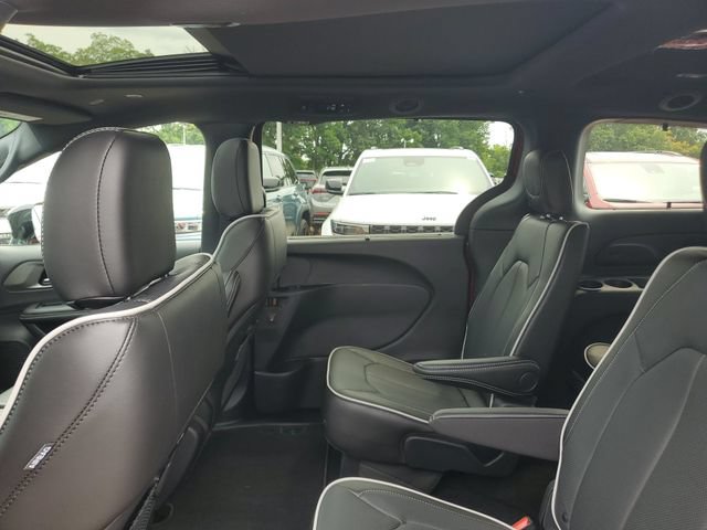 New 2027 Chrysler Pacifica Limited w/ Family Tech Group AWD/4WD image 9
