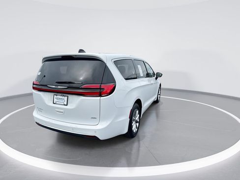 Used 2024 Chrysler Pacifica Touring-L AWD/4WD image 8
