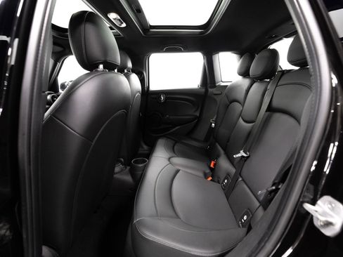 Used 2021 MINI Cooper 4-Door Hardtop image 6