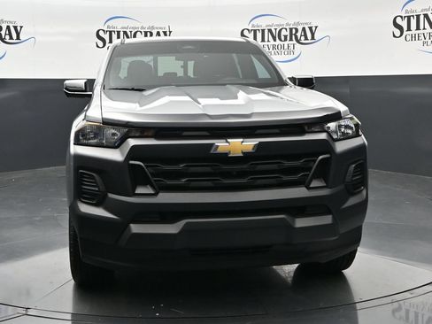 Used 2024 Chevrolet Colorado W/T w/ Technology Package RWD image 2