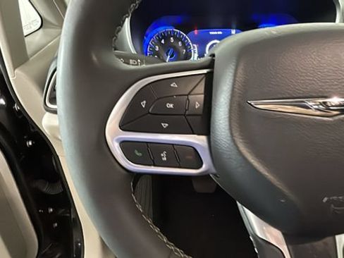 Used 2024 Chrysler Pacifica Touring-L FWD image 15