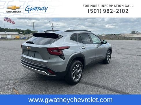 Used 2025 Chevrolet Trax LT FWD image 5