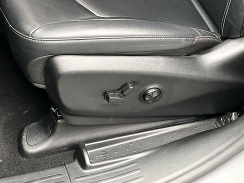 Used 2025 Chrysler Pacifica Select FWD image 9