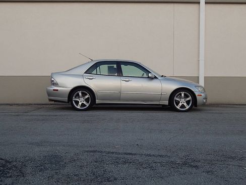 Used 2002 Lexus IS 300 image 2