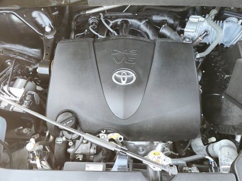 Certified 2018 Toyota Highlander Plus FWD image 26