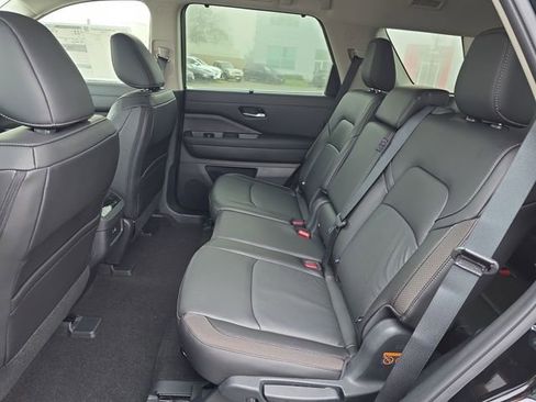 New 2025 Nissan Pathfinder SL w/ Black Appearance Package image 17