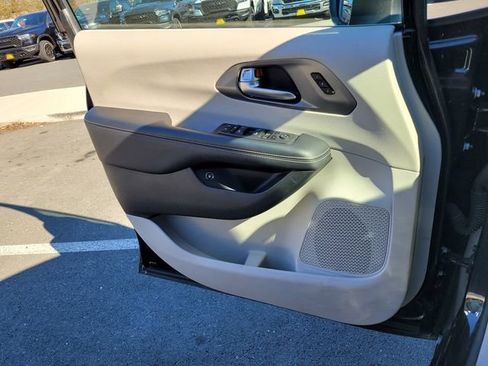 Used 2023 Chrysler Pacifica Touring-L image 28