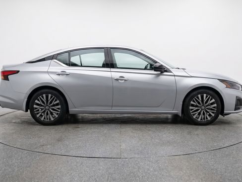 Used 2025 Nissan Altima 2.5 SV FWD image 11