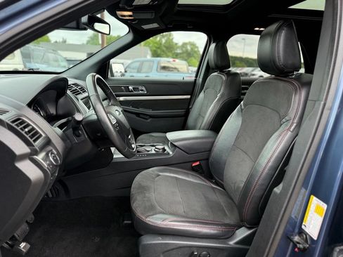 Used 2019 Ford Explorer XLT w/ Equipment Group 202A AWD/4WD image 14