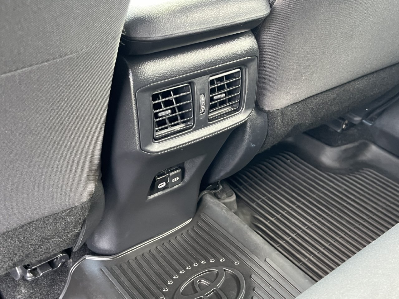 Used 2024 Toyota RAV4 XLE AWD/4WD image 19