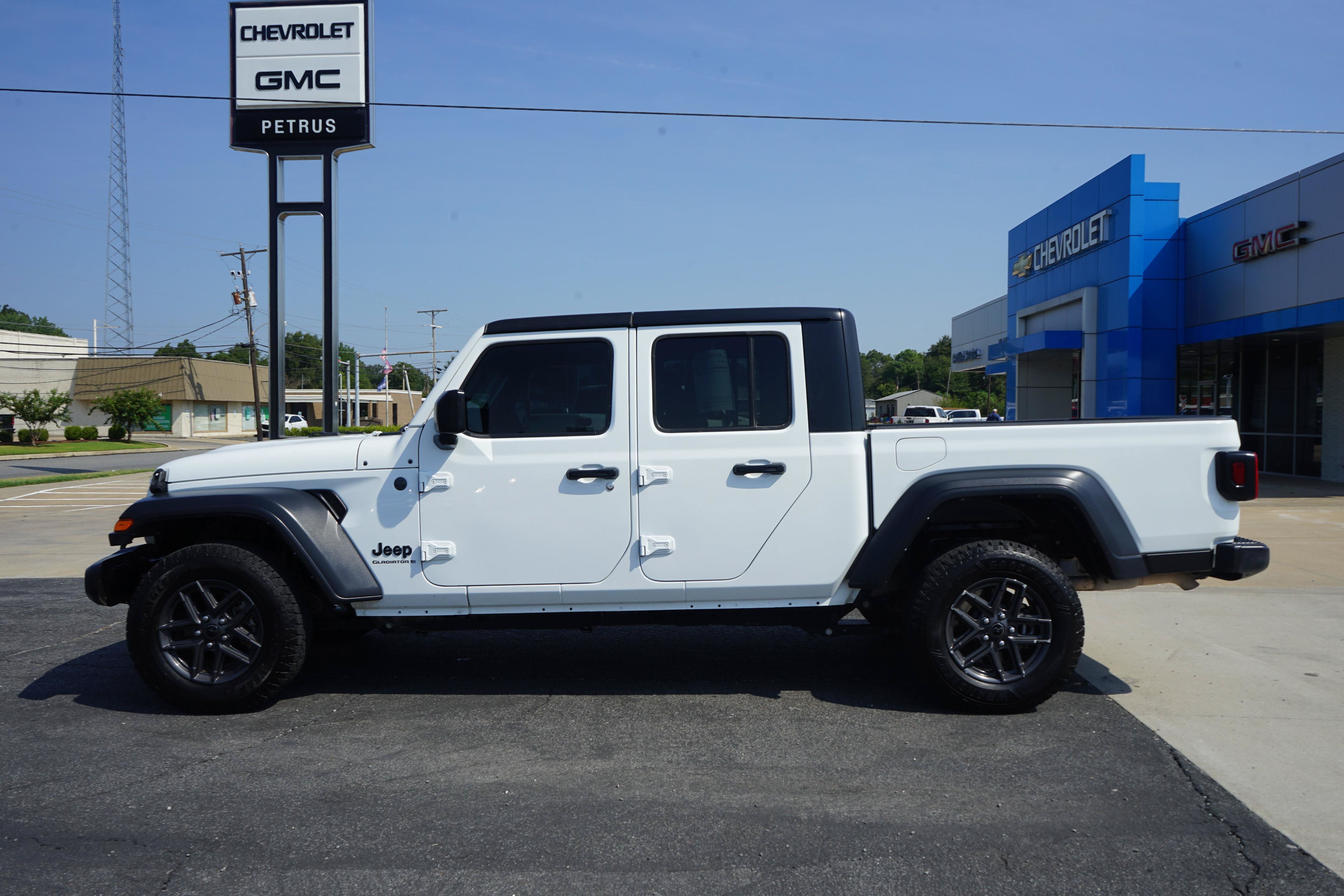 Used 2025 Jeep Gladiator Sport AWD/4WD image 2