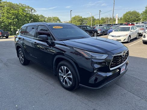 Used 2022 Toyota Highlander XLE AWD/4WD image 3