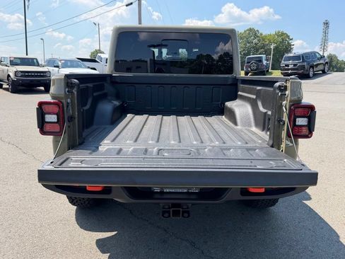 Used 2025 Jeep Gladiator Mojave w/ Convenience Group AWD/4WD image 5