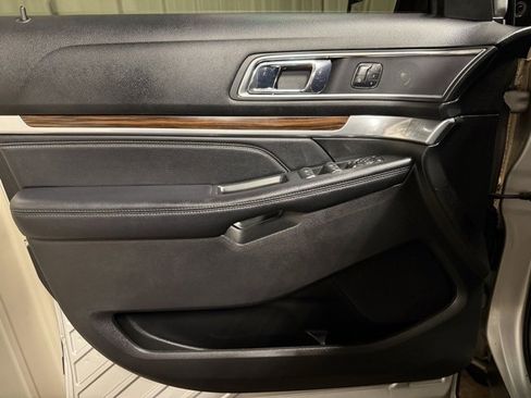 Used 2018 Ford Explorer Limited image 12