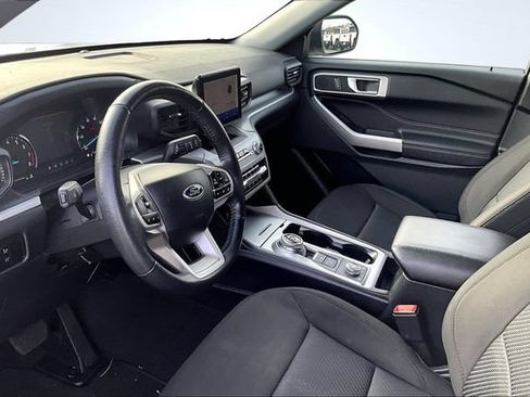 Used 2023 Ford Explorer XLT AWD/4WD image 16