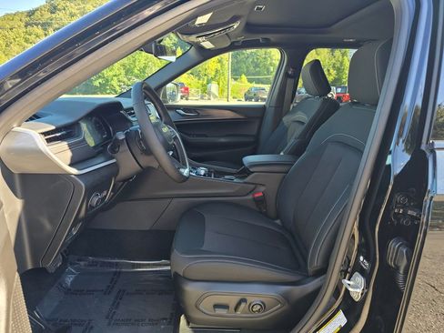 New 2025 Jeep Grand Cherokee Laredo X w/ Luxury Tech Group I image 4