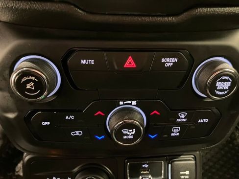 Used 2018 Jeep Renegade Trailhawk image 27