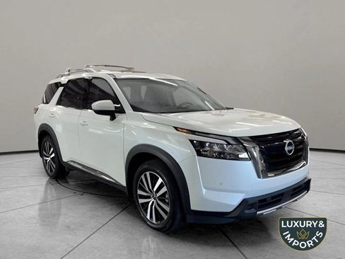 Used 2024 Nissan Pathfinder Platinum image 3