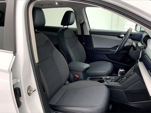 Certified 2022 Volkswagen Taos SE w/ Panoramic Sunroof Package image 6