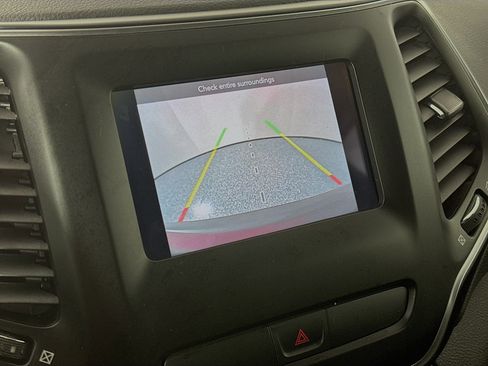 Used 2019 Jeep Cherokee Latitude w/ Cold Weather Group image 13