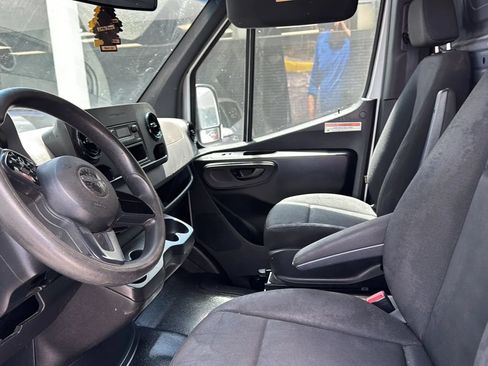 Used 2021 Freightliner Sprinter 2500 RWD image 14