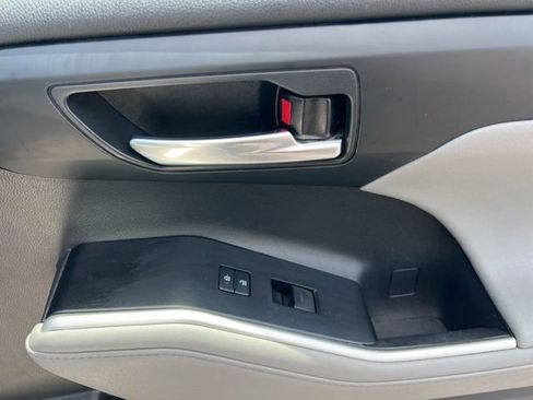 Used 2021 Toyota Highlander XLE FWD image 35