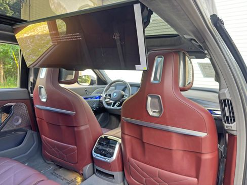 Used 2023 BMW i7 xDrive60 w/ Executive Package 2 AWD/4WD image 54