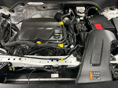 Used 2025 Chevrolet Trax LT w/ LT Convenience Package FWD image 24
