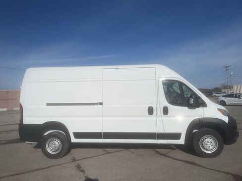 Used 2025 RAM ProMaster 2500 w/ Convenience Group image 2